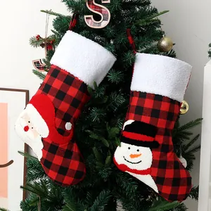 Calcetines de Navidad a cuadros rojos y negros con bordados de Papá Noel y muñeco nieve