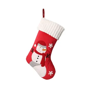 Vivace calza di Natale rossa con un pupazzo di neve ricamato e polsino bianco a costine