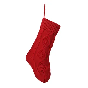 Grande chaussette de Noël rouge en maille torsadée pour décor festif et les cadeaux
