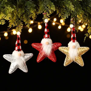 Pailletten-Stern Weihnachts-Gnom-Anhänger hängen an einem Tannenzweig mit Lichtern