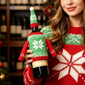 Ensemble de housses de bouteille de vin de Noël avec pull et bonnet tricotés et flocon.