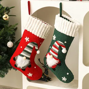 Par de calcetines navideños de felpa con gnomos sin rostro y bordados de copos