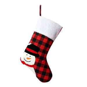 Calcetín de Navidad a cuadros rojos y negros con bordado de muñeco de nieve y puño blanco
