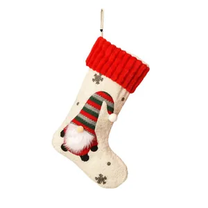 Calcetín de Navidad de felpa con una decoración de gnomo 3D y un puño rojo festivo