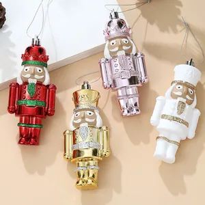Lot décoratif de quatre suspensions soldat casse-noisette colorées pour sapin de Noël