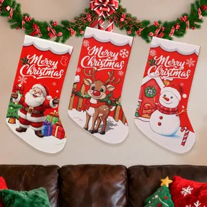 Festliches Set mit 3 Weihnachtsstrümpfen mit Weihnachtsmann-, Rentier- und Schneemann