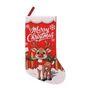 Festlicher roter Weihnachtsstrumpf-Geschenbbeutel mit Rentier-Druck und Aufhängeschlaufe.