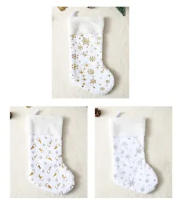 Tre stili di calze natalizie in peluche bianco con motivi a fiocchi d'oro e d'argento