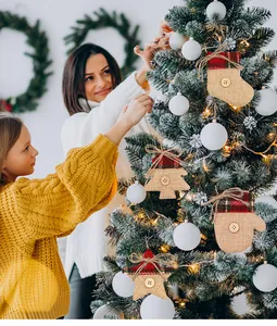 Weihnachtsschmuck aus Sackleinen als rustikale Dekoration am festlichen Weihnachtsbaum