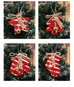 Lot de quatre ornements de Noël rayés rouge et argent avec des étiquettes festives.