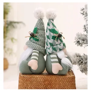 Nahaufnahme von zwei gestrickten Weihnachtswichteln auf einem Weidenkorb sitzend.
