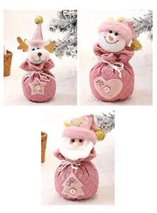 Detail der rosa Plüsch-Weihnachtsgeschenktüten mit Rentier-, Schneemann- und Weihnachtsmann