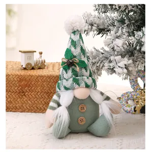 Detailansicht eines Weihnachts-Wichtels aus Plüsch mit grüner Strickmütze und Holzknöpfen