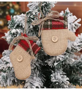 Detaillierte Nahaufnahme von rustikalen Weihnachtsanhängern aus Sackleinen mit Karomuster.