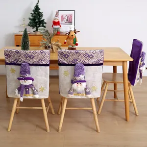 Paarse kerststoelhoezen met Kerstman en Sneeuwpop voor een feestelijke eettafel decor