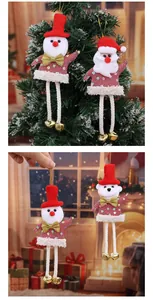 Vue détaillée d'ornements de Noël faits main avec bonhommes de neige et cloches