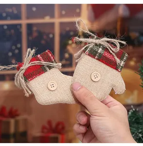 Detailansicht von Weihnachtsornamenten aus Sackleinen mit Karomuster und Juteschleife