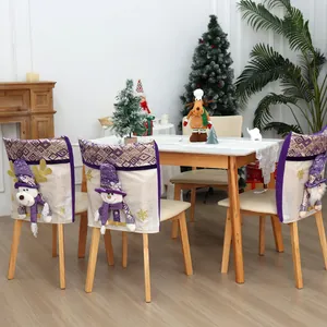 Set van paarse kerststoelhoezen met 3D-personagebeeldjes voor een feestelijke decoratie