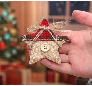 Nahaufnahme eines rustikalen Jute-Weihnachtssterns mit Karostoff und Bindfadenbogen-Detail