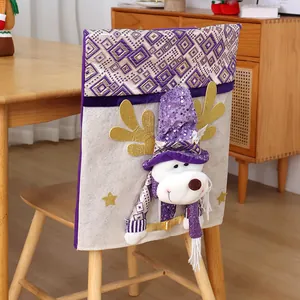 Paarse kerststoelhoes met schattige sneeuwpopfiguur voor feestelijke eetkamerdecoratie
