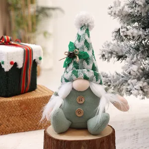 Süße Weihnachtsgnom Plüschpuppe mit grüner Strickmütze auf rustikalem Holzscheit