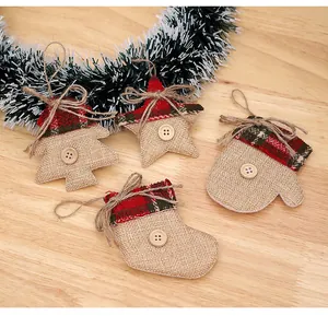 Weihnachtsanhänger aus Sackleinen: Stern, Socke, Fäustling und Baum für festliche Deko.