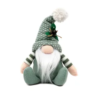 Charmanter Weihnachts-Zwerg aus Plüsch mit grüner Strickmütze und langem weißem Bart