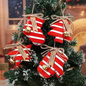 Lot de quatre suspensions de sapin de Noël rayées rouge et argent avec cloches