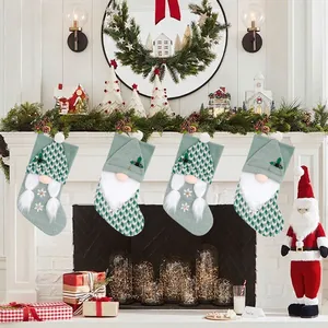 Set di 4 calze di Natale in maglia verde con gnomo per decorazione festiva del caminetto