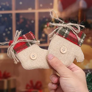 Rustikale Weihnachtssocken und Handschuhe aus Sackleinen für den festlichen Weihnachtsbaum