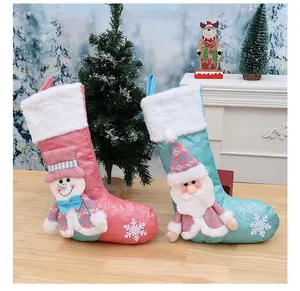 Dekorative Weihnachtsstrümpfe mit 3D-Weihnachtsmann und Schneemann vor Winterkulisse