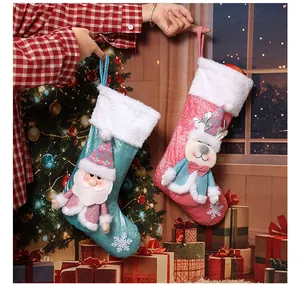 Detailansicht der 3D-Weihnachtssocken mit Weihnachtsmann und Rentier für die Dekoration