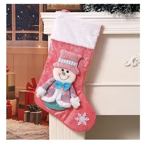 Nahaufnahme eines rosa Weihnachtsstrumpfes mit einem 3D-Schneemann-Ornament-Detail