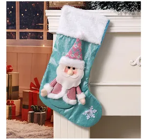 Detailansicht eines blauen Plüsch-Nikolausstiefels mit einer 3D-Weihnachtsmannfigur