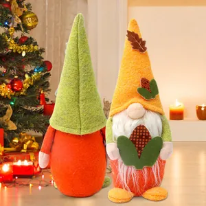 Gnomi di peluche fatti a mano per il festival del raccolto e decorazione autunnale