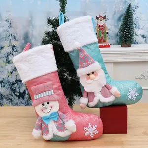 Zwei festliche 3D-Weihnachtssocken mit Plüsch-Weihnachtsmann- und Schneemann-Motiven für Geschenke
