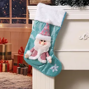 Blauer 3D-Weihnachtsmann-Socken hängend am Kamin für festliche Weihnachtsdekoration