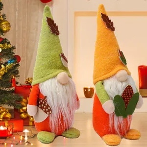 Gnomi in peluche per la festa del raccolto con mais e ghianda per decorazione festiva