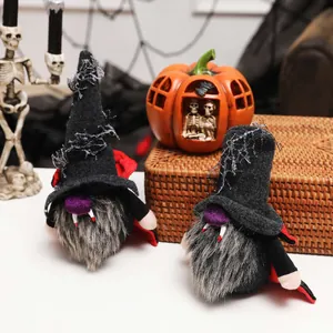 Primer plano de gnomos vampiros de Halloween con sombreros de telaraña y capa