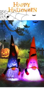 Gnomos de Halloween brillantes con sombreros de araña y murciélago en escena nocturna