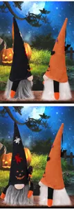 Detalle de dos peluches de gnomos de Halloween con sombreros de araña y calabaza.