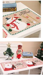 Gedetailleerde weergave van feestelijke linnen kerstplacemats met kerstman- en sneeuwpopontwerpen