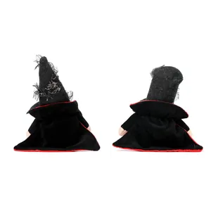 Detalle de muñecos de peluche de vampiro de Halloween con capas negras y sombreros.