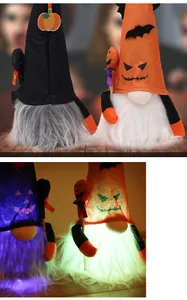 Detalle de dos gnomos de Halloween de peluche con barbas LED brillantes en la oscuridad.