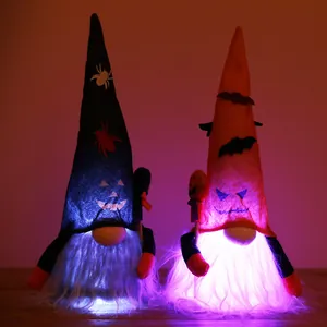 Dos gnomos luminosos de Halloween con sombreros decorativos de araña y murciélago