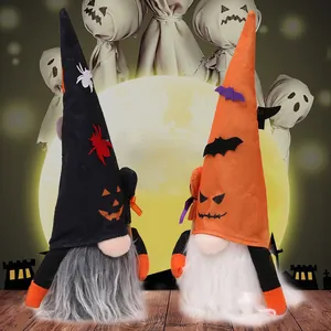 Dos gnomos decorativos de peluche para Halloween con sombreros espantosos y barbas largas