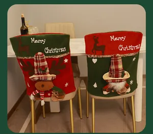 Gros plan de housses de chaise en peluche renne et Père Noël 3D pour la décoration de Noël.