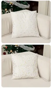 Vue détaillée de deux housses de coussin de Noël blanches avec motifs étoiles dorées