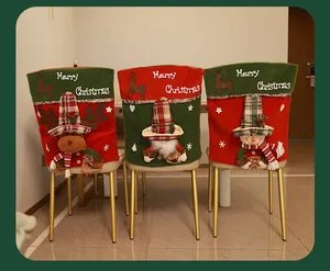 Détail de trois housses de chaise de Noël avec des poupées 3D renne, Père Noël et bonhomme de neige.