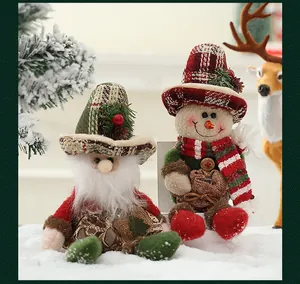 Vista detallada de figuras de felpa de muñeco de nieve y Papá Noel en escena navideña